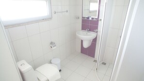 Ducha, artículos de tocador gratuitos, toallas