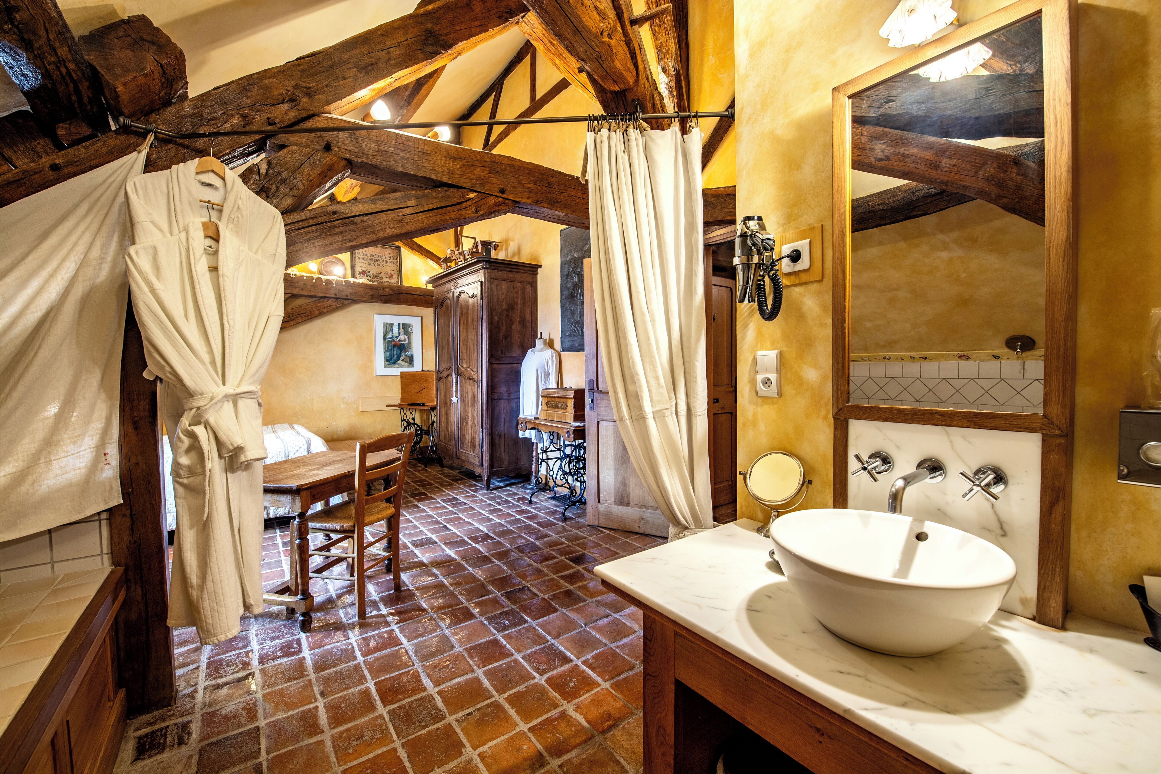 la couturière room | bathroom | free toiletries, hair dryer, bathrobes, towels