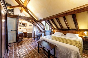 La Repasseuse Room | Premium bedding, individually decorated, individually furnished, desk