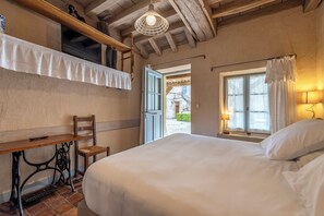 Le Bourrelier Room | Premium bedding, individually decorated, individually furnished, desk - Auberge de la Beursaudiere (Nitry)