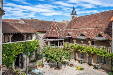 Front of property. Auberge de la Beursaudiere