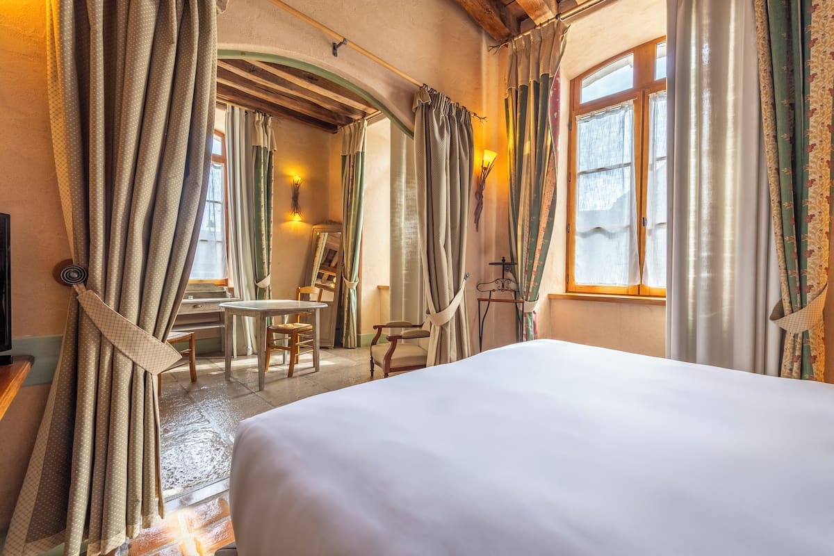 le vigneron room | 1 bedroom, premium bedding, individually decorated