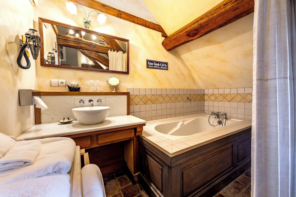 la repasseuse room | bathroom | free toiletries, hair dryer, bathrobes, towels