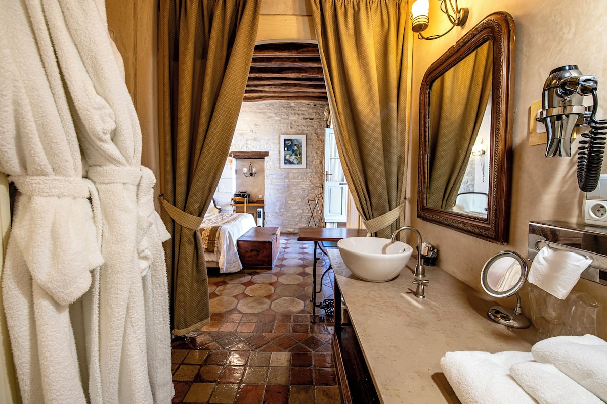 l'ecrivain room | bathroom | free toiletries, hair dryer, bathrobes, towels