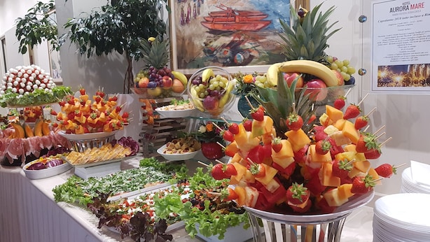 A buffet with various fruits, vegetables, and cheeses. - Hotel Aurora Mare (Rimini)