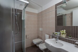 Basic-Doppel- oder -Zweibettzimmer | Badezimmer | Dusche, Regendusche, kostenlose Toilettenartikel, Haartrockner