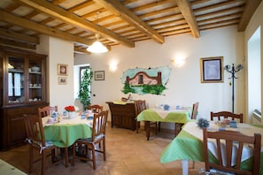 Free daily buffet breakfast - B&B Antica Fonte del Latte (Santa Vittoria in Matenano)