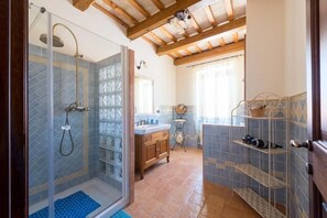 Shower, free toiletries, hair dryer, bathrobes - B&B Antica Fonte del Latte (Santa Vittoria in Matenano)