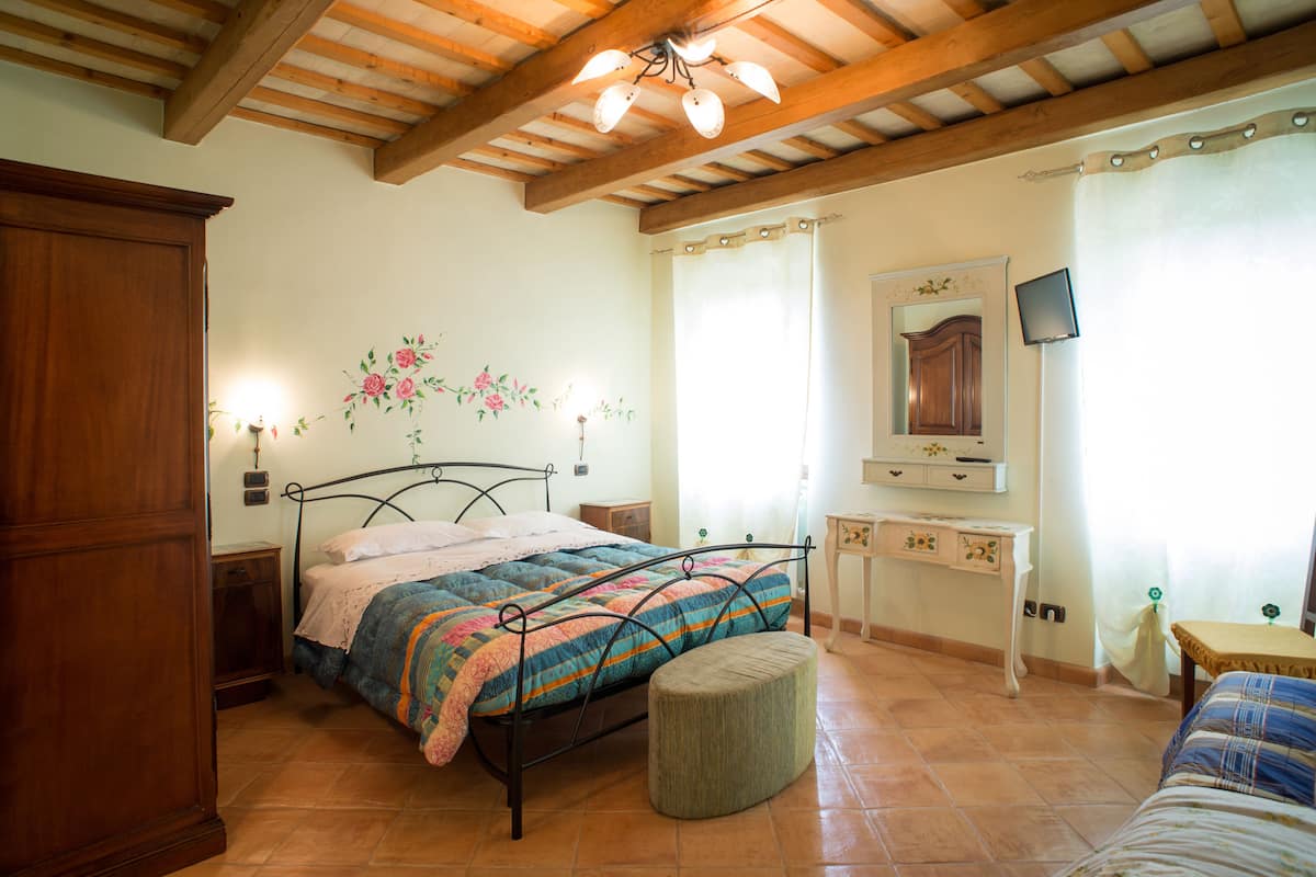 Double Room, Ensuite (Alba) | Premium bedding, iron/ironing board, free WiFi, bed sheets