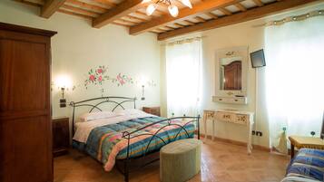 Double Room, Ensuite (Alba) | Premium bedding, iron/ironing board, free WiFi, bed sheets