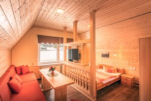 Familienbungalow, 2 Schlafzimmer | Wohnbereich | 32-Zoll-Flachbildfernseher mit Satellitenempfang, Fernseher