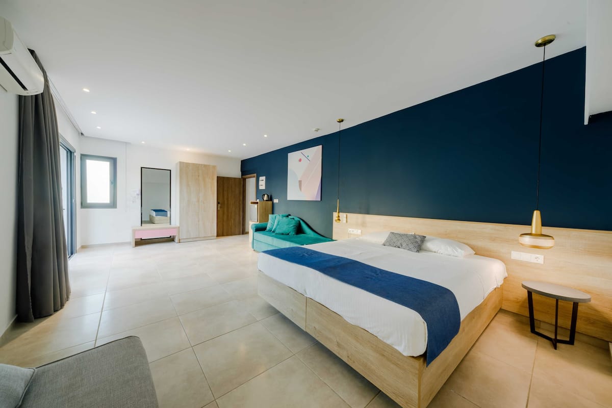 family room, garden view | in-room safe, desk, blackout curtains, soundproofing