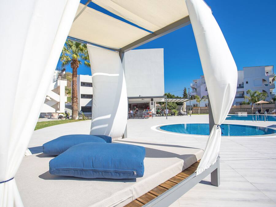 AuĂenpool (je nach Saison geöffnet), Sonnenschirme, LiegestĂŒhle