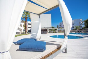 Seasonal outdoor pool, pool umbrellas, sun loungers