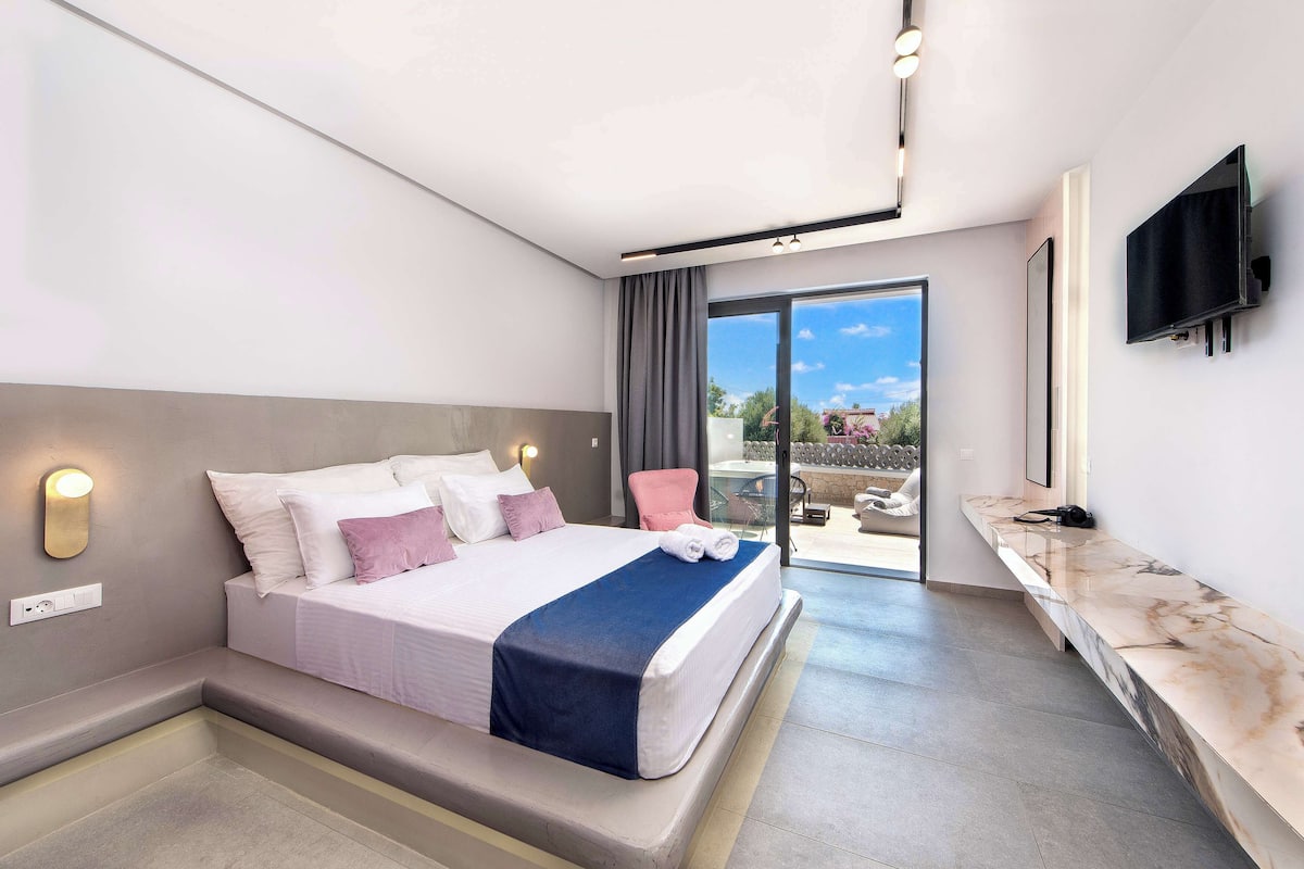 Junior Suite, Hot Tub | 1 bedroom, in-room safe, desk, blackout drapes