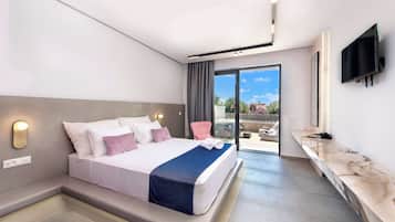 Junior-sviitti, poreamme | Tallelokero huoneessa, työpöytÀ, pimennysverhot, ÀÀnieristys