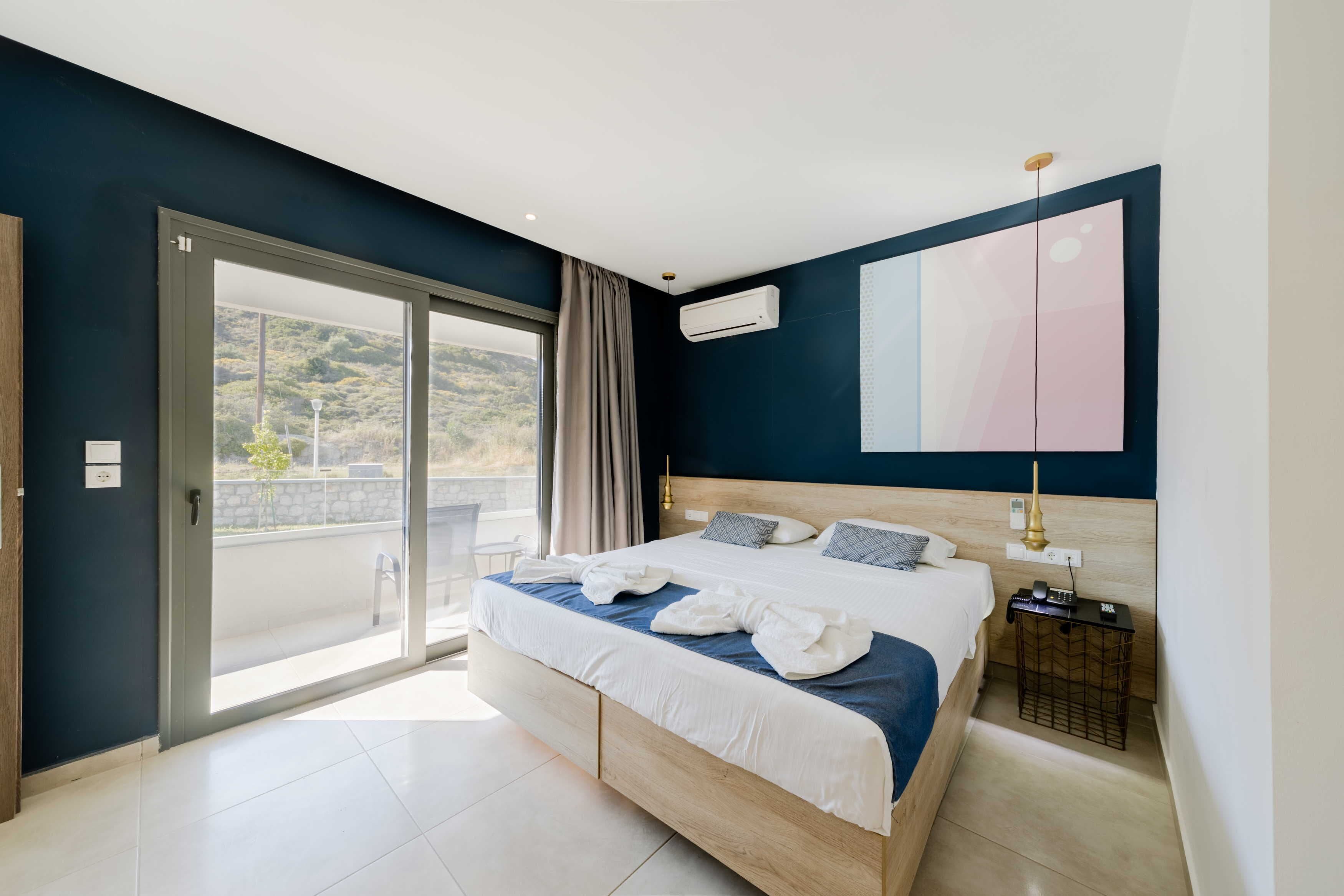 deluxe double or twin room, 1 bedroom | in-room safe, desk, blackout curtains, soundproofing