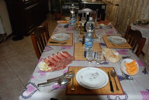 含每日當地特色早餐