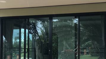 Suite Deluxe, 1 trÚs grand lit, rez-de-chaussée | Wi-Fi gratuit, draps fournis