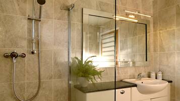 Superior Cottage, 1 Bedroom | Bathroom | Shower, free toiletries, hair dryer, towels