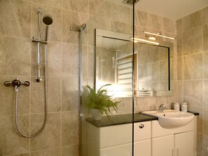 ChaumiÚre supérieure, 1 chambre | Salle de bain | Douche, articles de toilette (gratuits), séchoir à cheveux