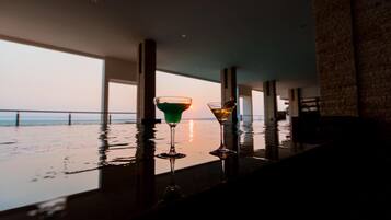 2 barer/lounger och bar vid poolen