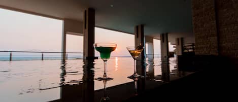 2 bars/lounges, poolside bar