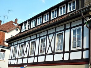 A traditional half-timbered building with multiple windows and a tiled roof. - Ferienwohnung Tuchtfeld (Goslar)
