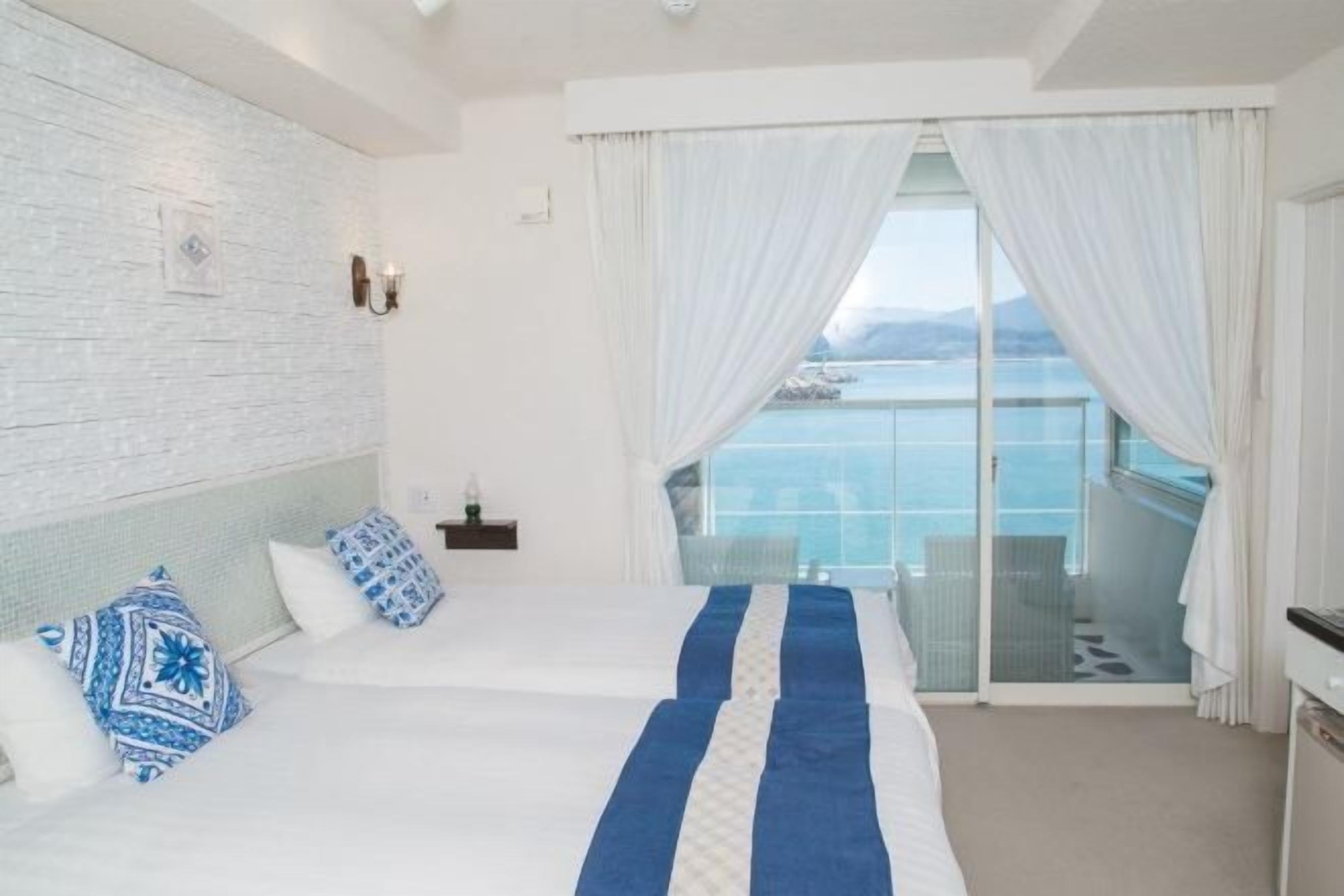 Ropa de cama de alta calidad, escritorio y sistema de insonorización 