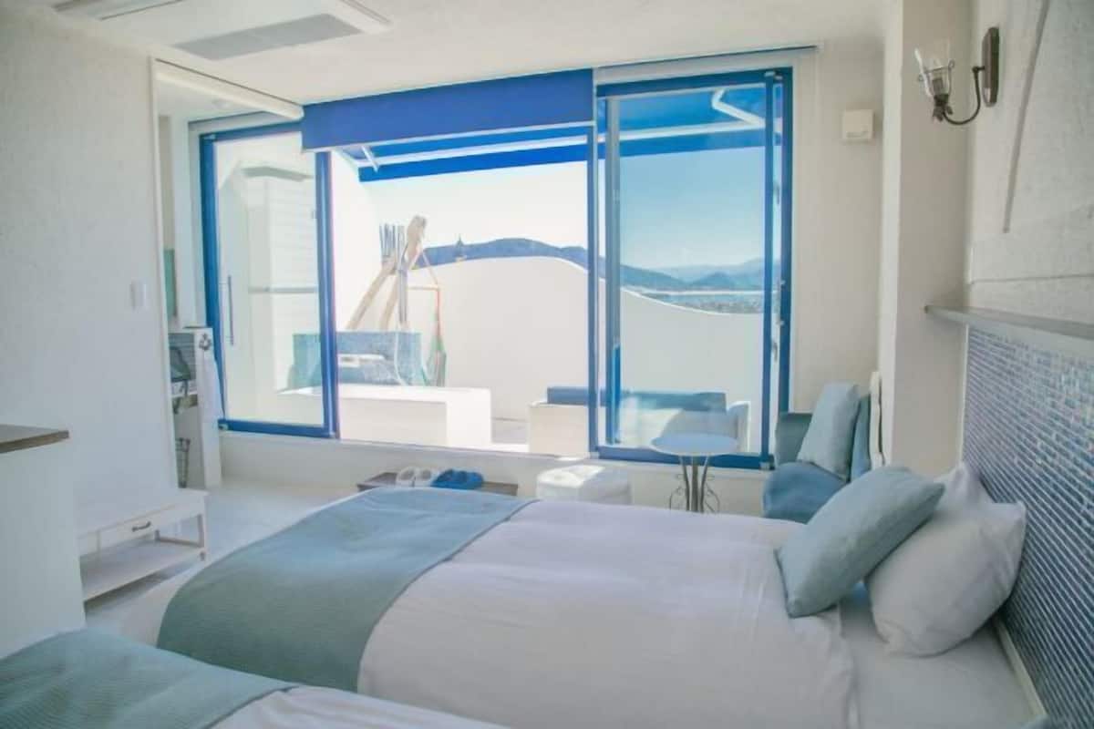Roupas de cama premium, escrivaninha, quartos à prova de som