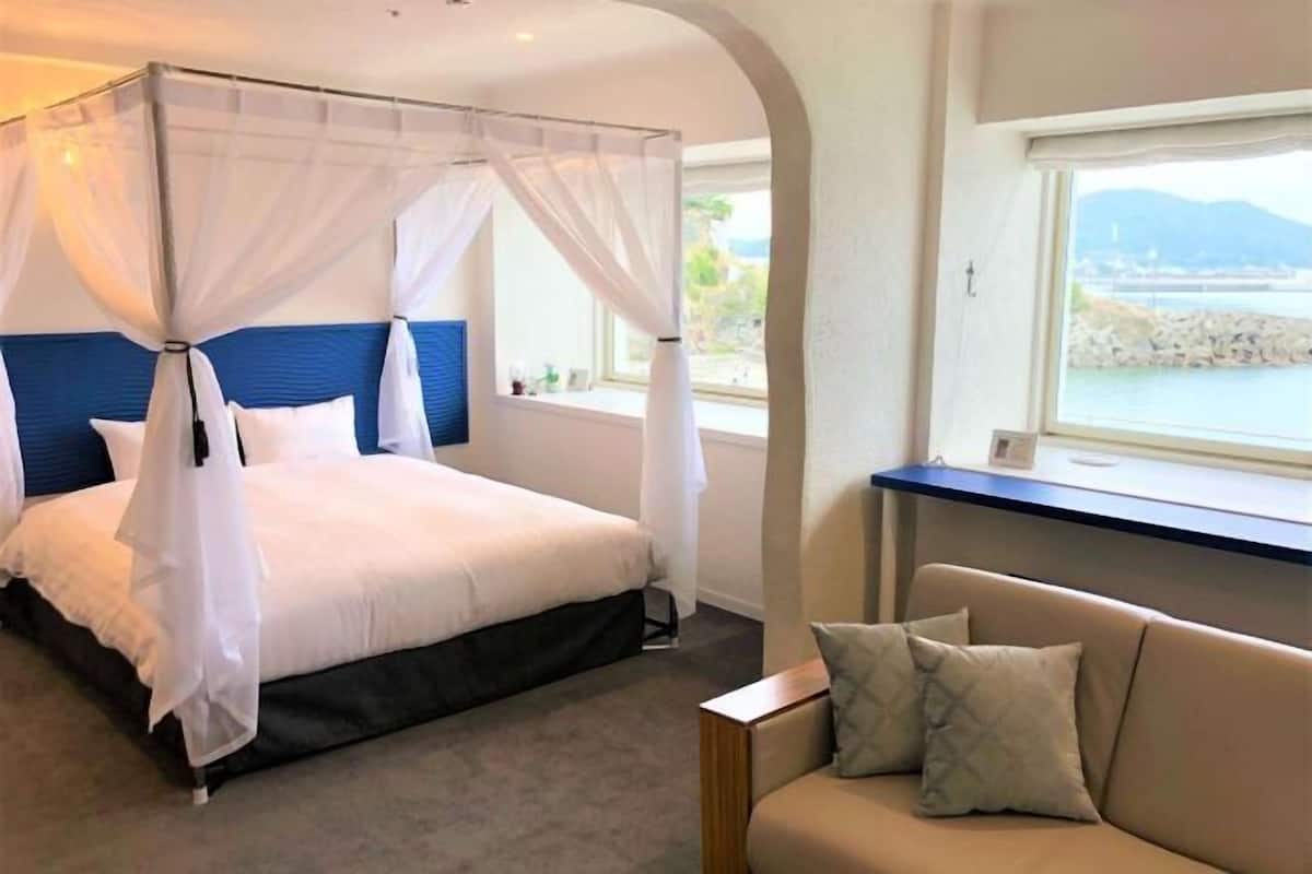Premium bedding, desk, soundproofing, free WiFi