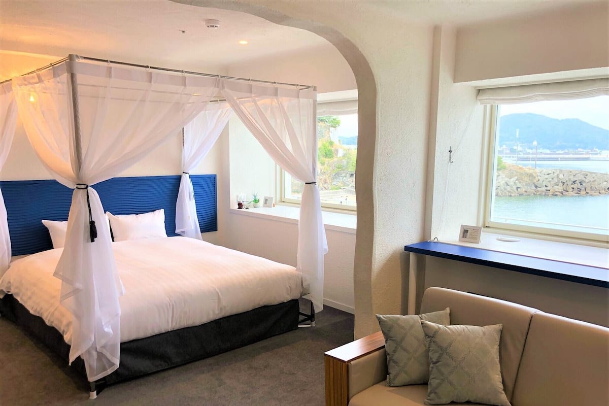 Premium bedding, desk, soundproofing, free WiFi