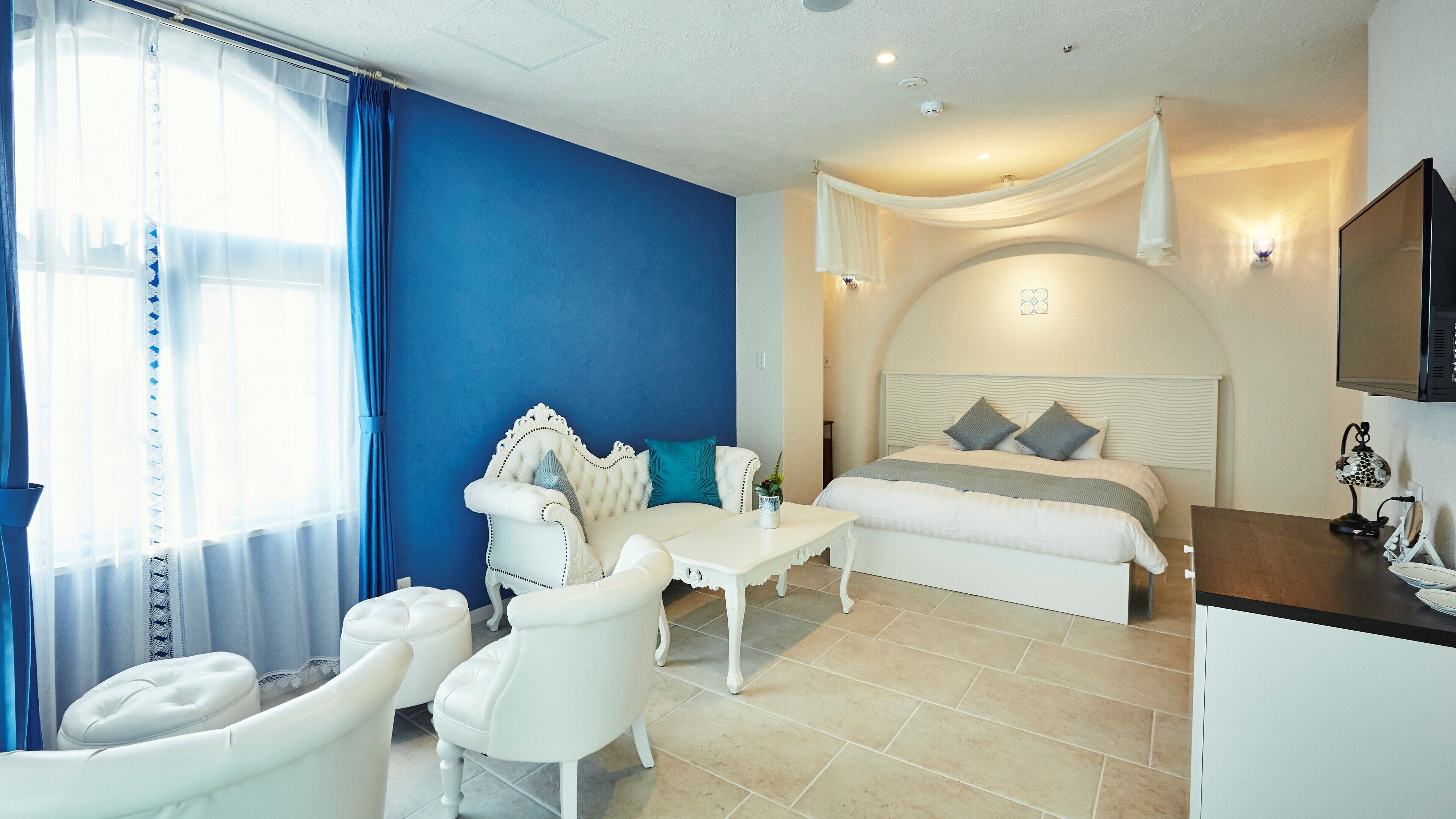Premium bedding, desk, soundproofing, free WiFi