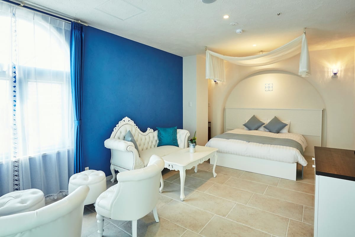 Premium bedding, desk, soundproofing, free WiFi