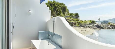 Een aparte badkuip en douche, een diep bad, gratis toiletartikelen