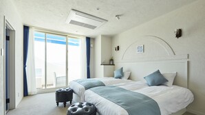A hotel room with two beds, a large window with curtains, a ceiling fan, and a view of the sky. - Wakanoura Nature Resort Epicharis (Wakayama)