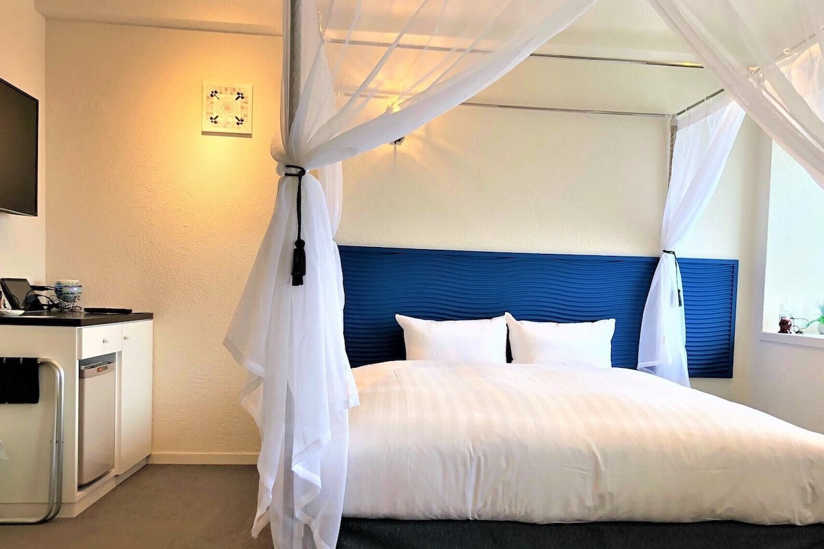 Premium bedding, desk, soundproofing, free WiFi