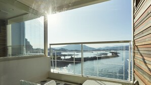 A balcony with a view of a marina and mountains. - Wakanoura Nature Resort Epicharis (Wakayama)