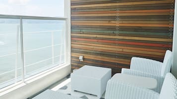 Phòng (Crew, with Ocean View Bath) | Bộ đồ giường cao cấp, bàn, phòng cách âm