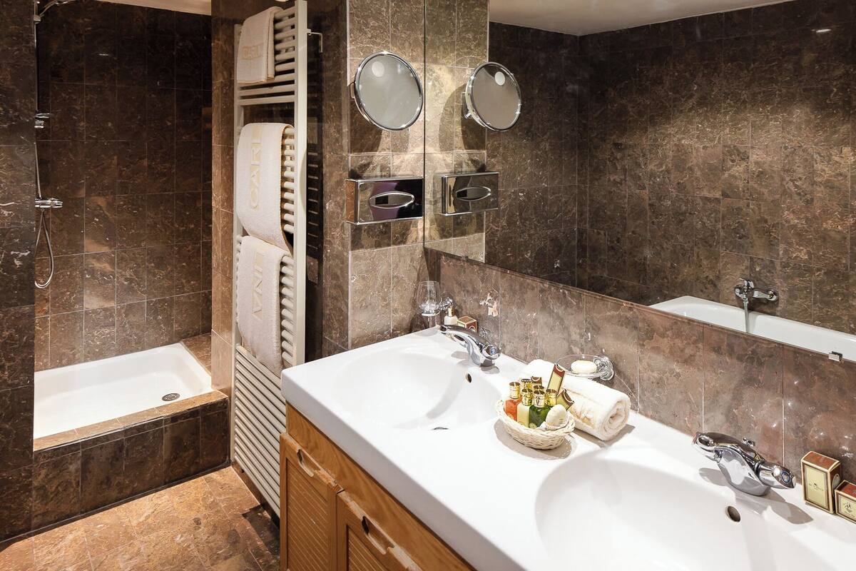 classic room, mountain view | bathroom | free toiletries, hair dryer, bathrobes, slippers