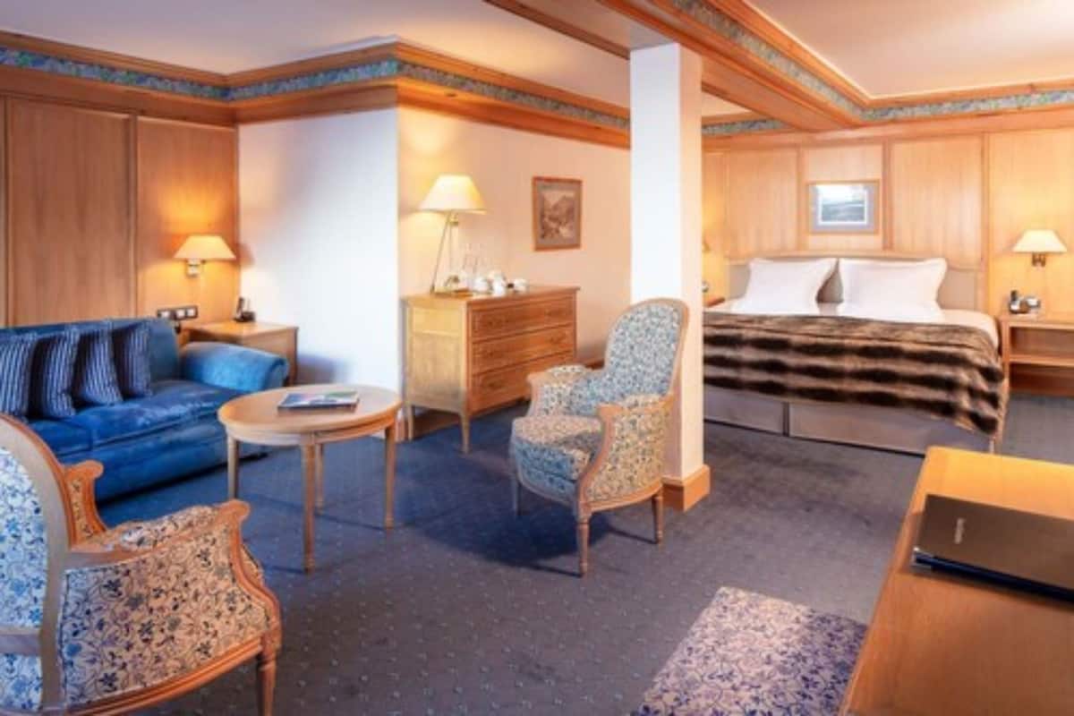 Een kluis op de kamer, een bureau, verduisterende gordijnen