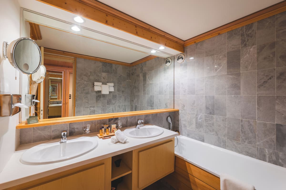 classic room, mountain view | bathroom | free toiletries, hair dryer, bathrobes, slippers