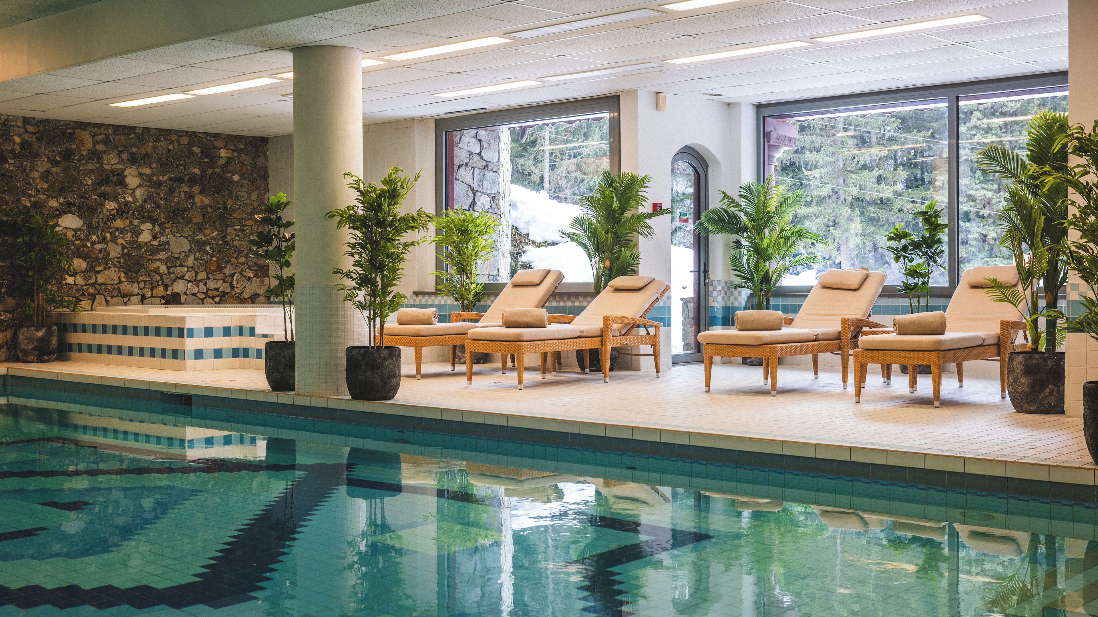 Hồ bơi trong nhà, ghế dài tắm nắng 