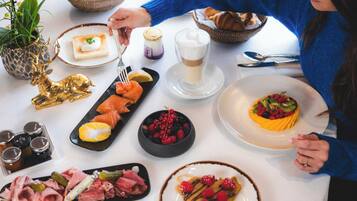 Free daily buffet breakfast