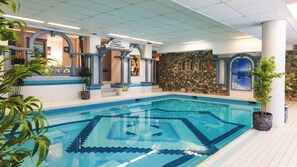 Hồ bơi trong nhà, ghế dài tắm nắng 