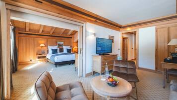 خزنة داخل الغرفة ومكتب وستائر تعتيم وتجهيزات عازلة للصوت