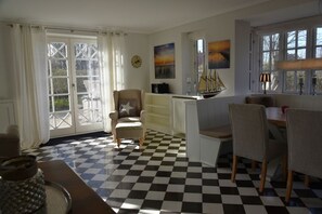 Romantic House, 2 Bedrooms | In-room dining