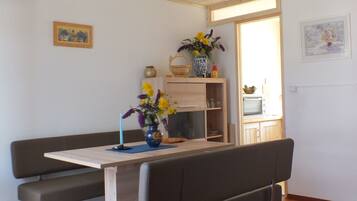 Comfort House, 1 Double Bed with Sofa bed, Non Smoking | In-room dining