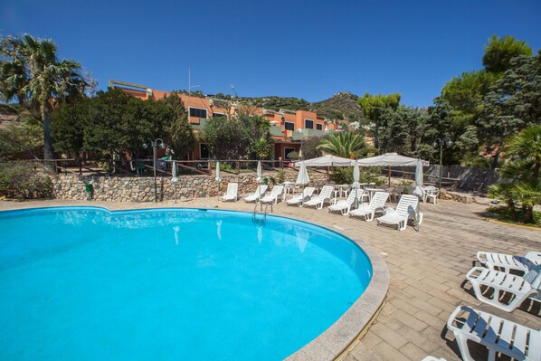 Piscine extérieure, chaises longues