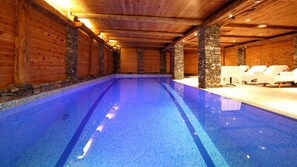 Piscine couverte, chaises longues